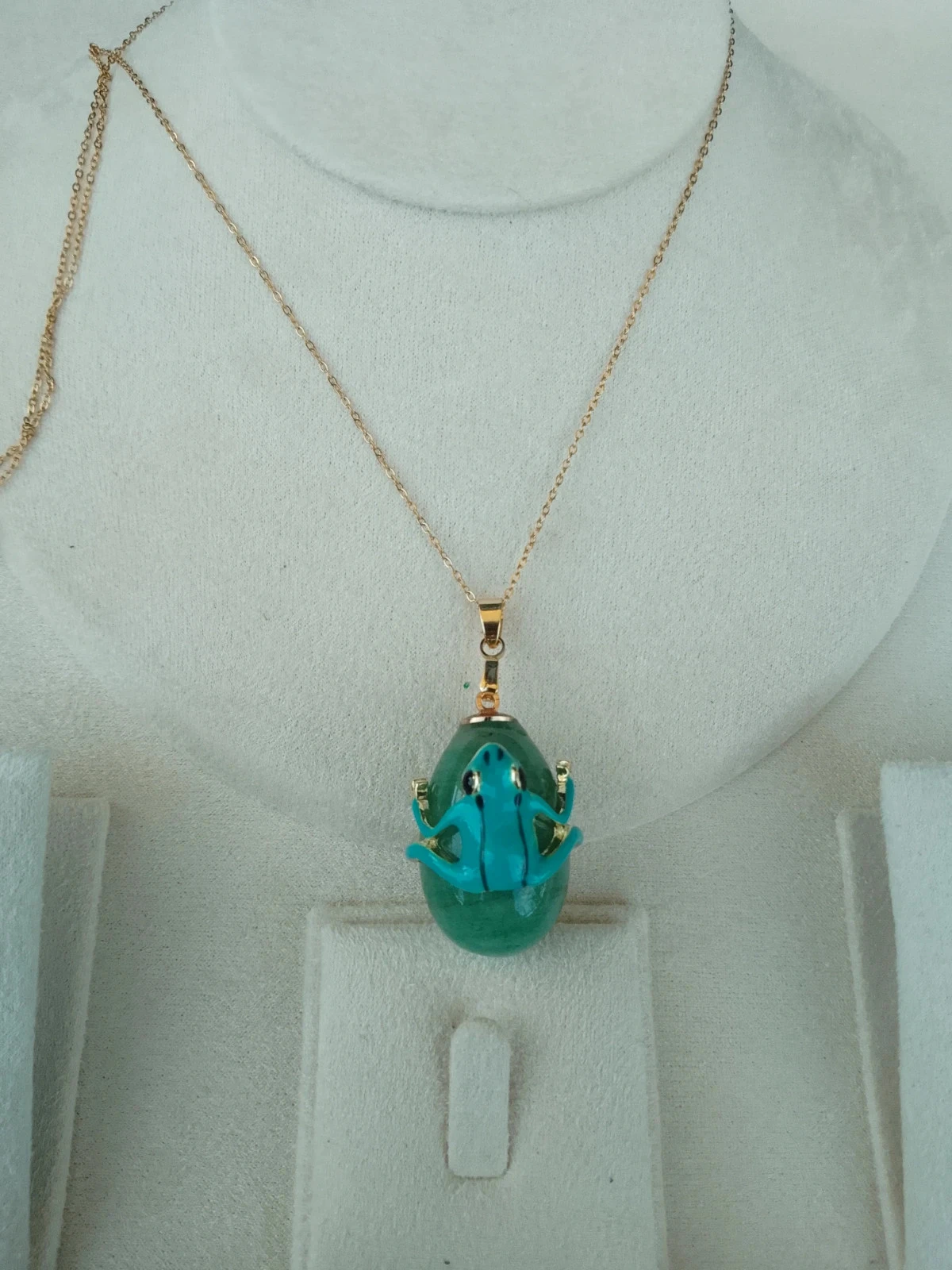 Collier pendentif pierre d'aventurine et grenouille accrochée – photo 2